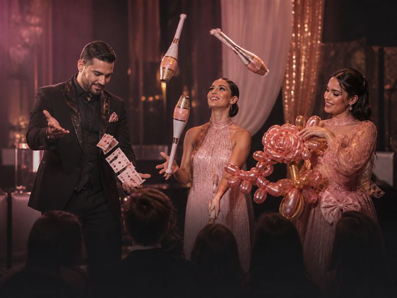 Full Entertainment: magic, juggling and balloon twisting